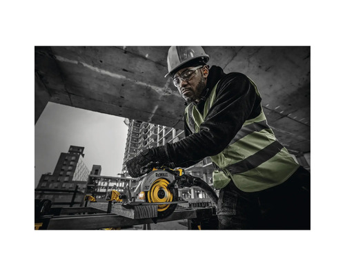 Man med skyddshjälm och skyddsglasögon använder en handhållen cirkelsåg av märket DeWalt på en byggarbetsplats