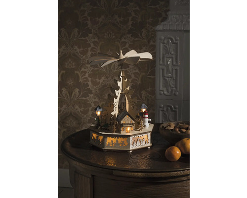 Julpyramid i trä med vintermotiv och belysning