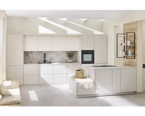 Modernt kök med köksdel, köksö och förvaringsutrymme