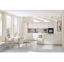 Ljust kök med matbord, stolar, pentry och fönster med rullgardiner