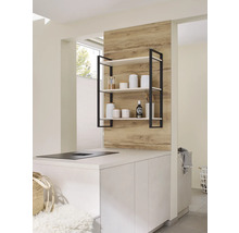 Modernt kök med hängande hylla, vita skåp och spishäll