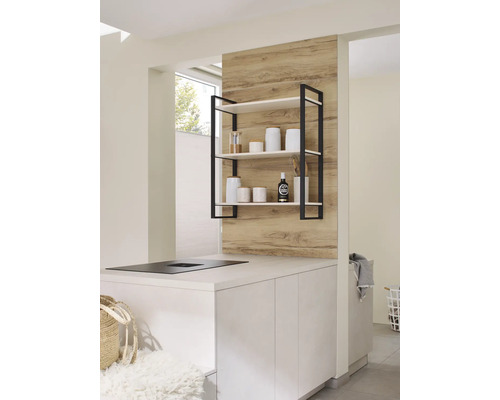 Modernt kök med hängande hylla, vita skåp och spishäll