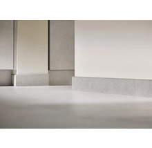 Socklar av sten i ett modernt designat rum.