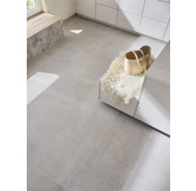 Ljust rum med golvplattor, fårskinn och korg