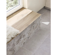 Fönsterbänk med träskiva och stenbeklädnad på klinkergolv