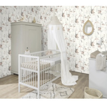 Barnrum med spjälsäng, garderob och skogstapet med djurmotiv