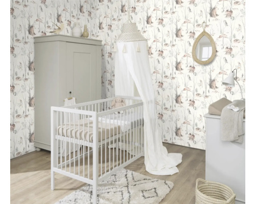 Barnrum med spjälsäng, garderob och skogstapet med djurmotiv