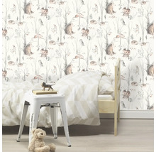 Barnrum med tapet med skogsdjur, säng, pall och teddybjörn för en vänlig atmosfär