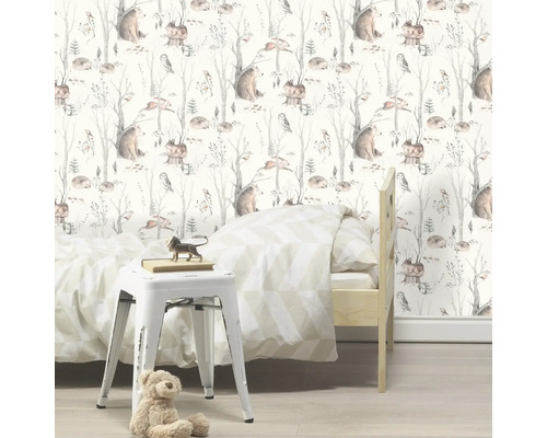 Barnrum med tapet med skogsdjur, säng, pall och teddybjörn för en vänlig atmosfär