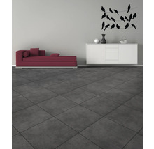 Vardagsrum med schäslong, skänk och dekoration på väggen