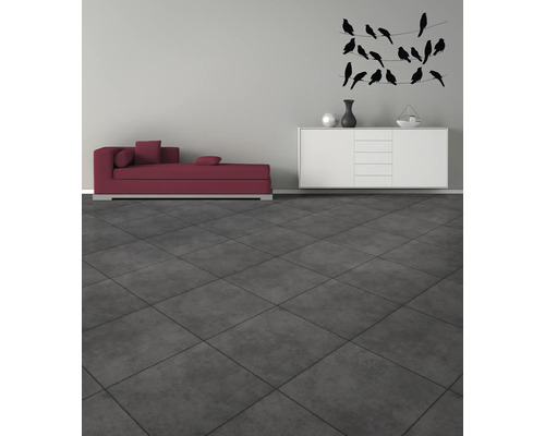 Vardagsrum med schäslong, skänk och dekoration på väggen