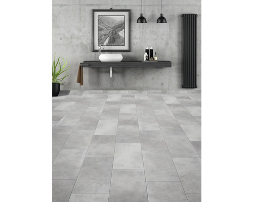 Modernt badrum med tvättställ, handfat, radiator och klinkergolv.