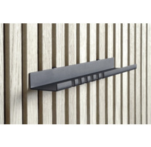 Svart verktygslist på en träpanelvägg