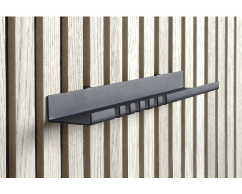 Svart verktygslist på en träpanelvägg