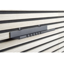 Grå hylla på en träpanelvägg