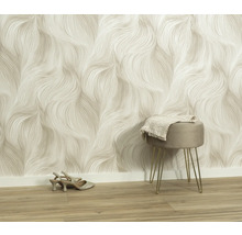 Interiör med mönstrad tapet, pall och skor