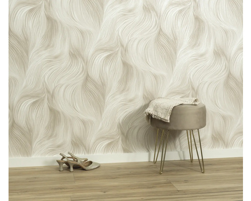 Interiör med mönstrad tapet, pall och skor