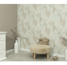 Scen med mönstrad tapet, pall, handväska och dekoration i ett ljust rum.