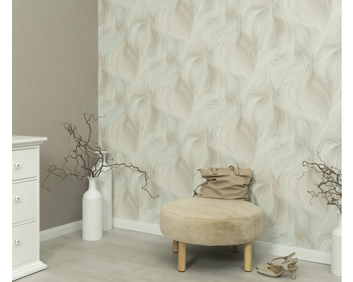 Scen med mönstrad tapet, pall, handväska och dekoration i ett ljust rum.