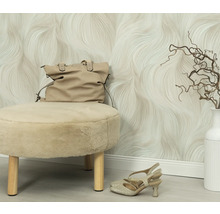 Scen med en pall, en handväska, skor, en vas och en abstrakt tapet.