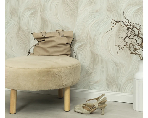 Scen med en pall, en handväska, skor, en vas och en abstrakt tapet.