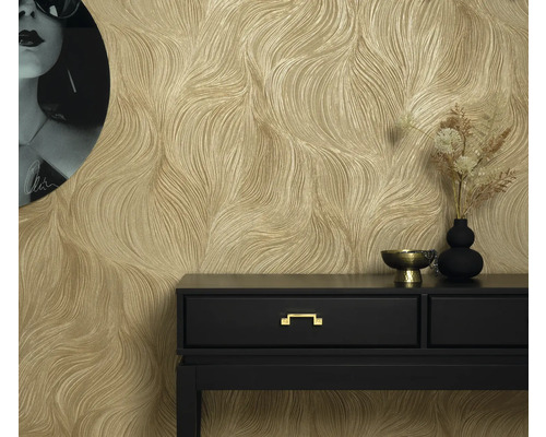 Gyllene strukturtapet i ett rum med en svart konsol