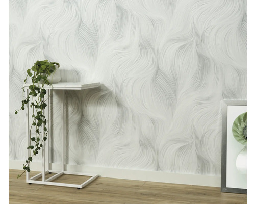 Vardagsrum med mönstrad tapet och sidobord