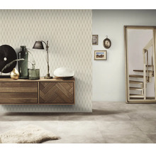 Vardagsrum med träskänk, spegel och dekor