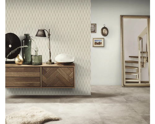 Vardagsrum med träskänk, spegel och dekor