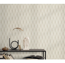 Vardagsrum med strukturtapet och dekorativa element på en hylla