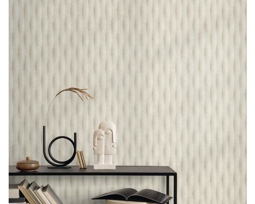 Vardagsrum med strukturtapet och dekorativa element på en hylla