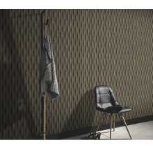 Rumsöversikt med strukturerad väggbeklädnad, stol och klädhängare