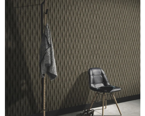 Rumsöversikt med strukturerad väggbeklädnad, stol och klädhängare