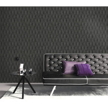 Vardagsrum med mönstrad tapet, soffa och sidobord