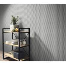 Dekorativ platta med hylla i rummet.