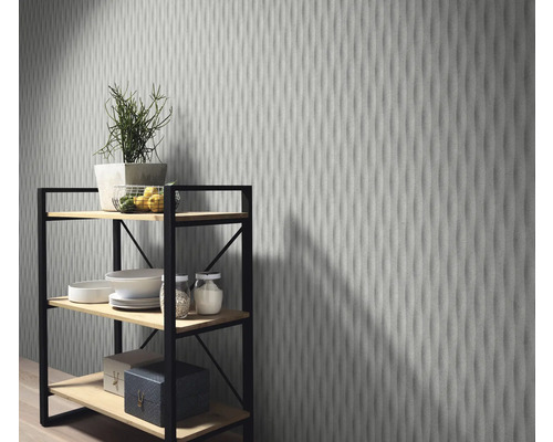 Dekorativ platta med hylla i rummet.