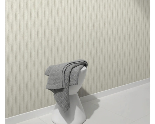 Scen med tredimensionell väggdesign, vit pall och grå handduk