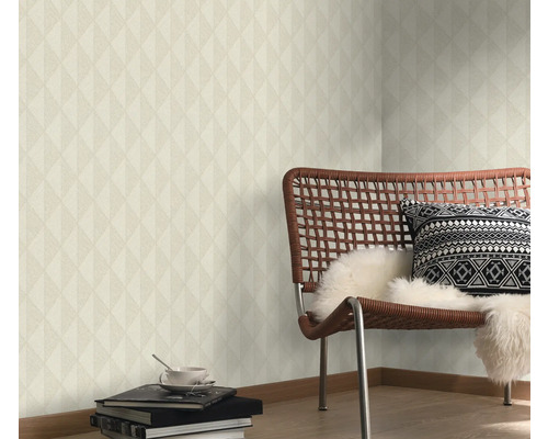 Vardagsrum med geometrisk tapet, stol och dekorativa element för en stilfull atmosfär.