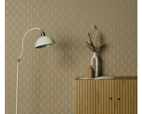 Rumsöversikt med mönstrad tapet, golvlampa och byrå med dekoration