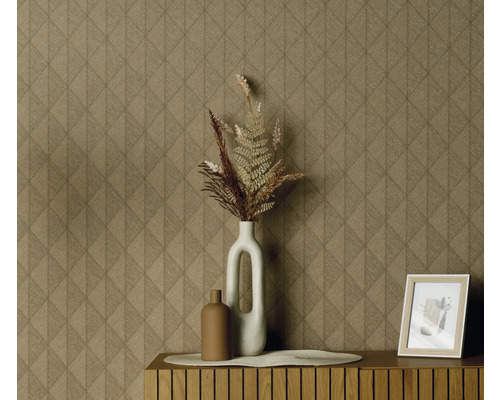 Dekorativ inredning med mönstrad tapet, vaser och fotoram på ett träskåp