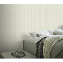 Sovrum med geometrisk tapet, säng och sängbord