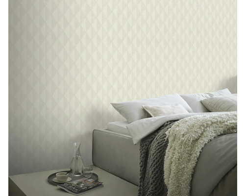 Sovrum med geometrisk tapet, säng och sängbord