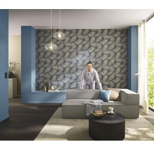 Vardagsrum med soffa, bord och mönstrad tapet för en stilfull inredning