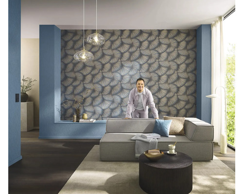 Vardagsrum med soffa, bord och mönstrad tapet för en stilfull inredning