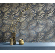 Interiörbild med mönstrad tapet och dekorativa vaser på en hylla