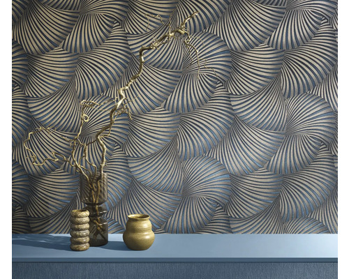 Interiörbild med mönstrad tapet och dekorativa vaser på en hylla