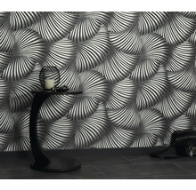 Rum med mönstrad tapet, sidobord och handväska