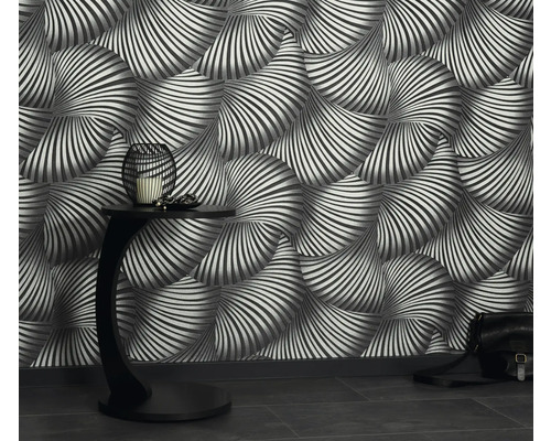 Rum med mönstrad tapet, sidobord och handväska