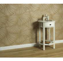 Rums vy med mönstrad tapet och vitt sidobord med dekorativa föremål