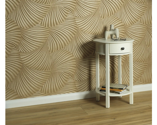 Rums vy med mönstrad tapet och vitt sidobord med dekorativa föremål